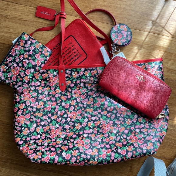 NWT! Coach Reversible Floral tote w/bonus pouch 5 set- - Picture 10 of 12